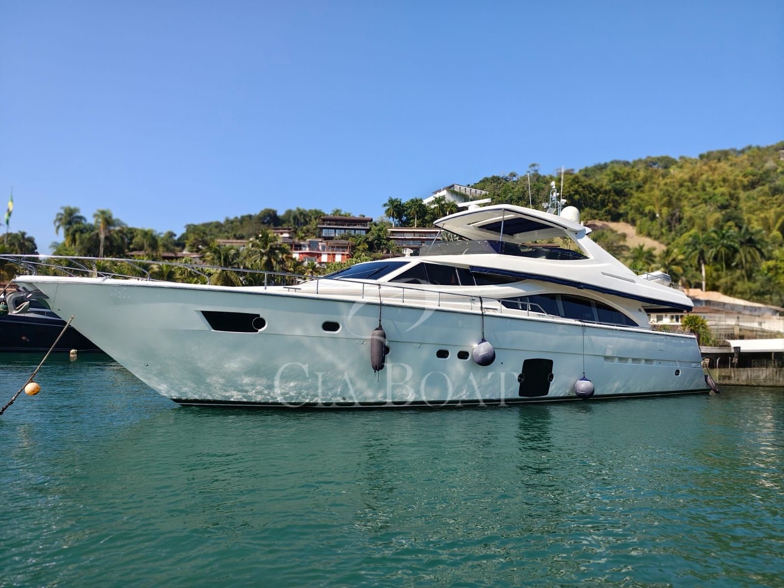 Ferretti 83